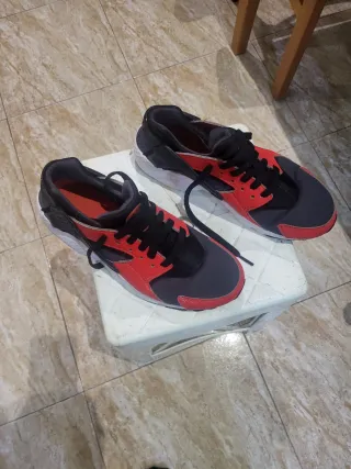 Zapatillas deportivas grises y rojas