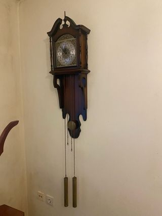 Reloj de pared con pesas y péndulo