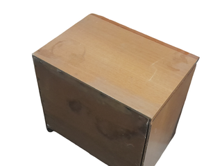 Comodino in legno con cassetto e vano