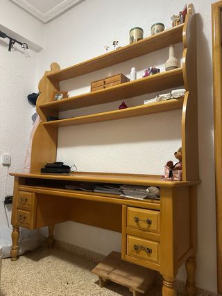 Escritorio de madera con estantería