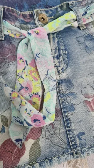 Minigonna jeans floreale con fusciacca