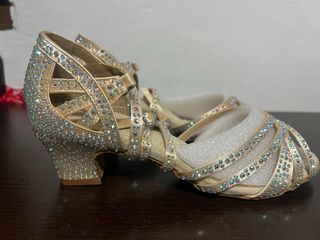 Zapatos de baile de salón dorados con pedrería