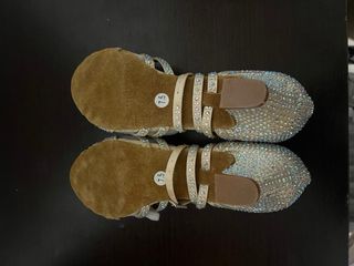 Zapatos de baile de salón dorados con pedrería