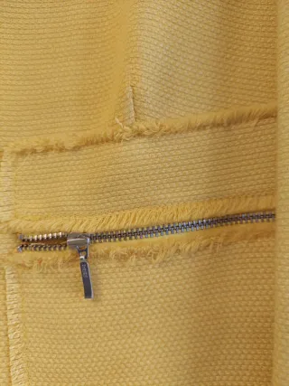 Chaqueta amarillo limón.   con cremalleras.