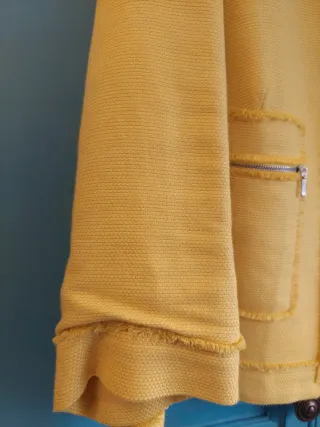 Chaqueta amarillo limón.   con cremalleras.