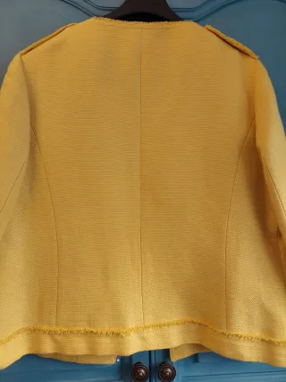 Chaqueta amarillo limón.   con cremalleras.