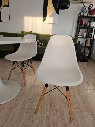 Mesa redonda blanca  de ikea con 4 sillas sklum