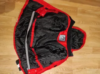 Chaqueta de nieve roja y negra