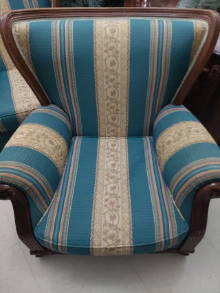 Mesa de centro madera y cristal, y 2 sillones.