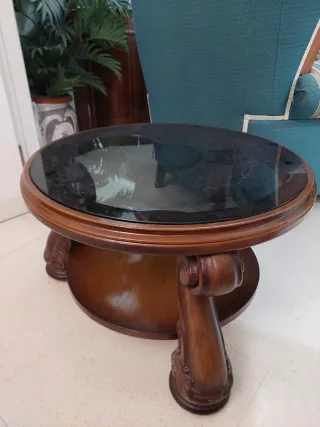 Mesa de centro madera y cristal, y 2 sillones.