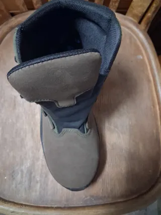 Bota de seguridad marrón y verde