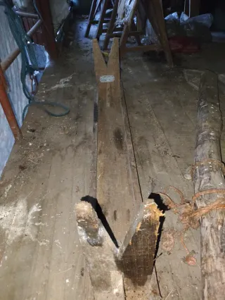 Banco de madera antiguo para restaurar