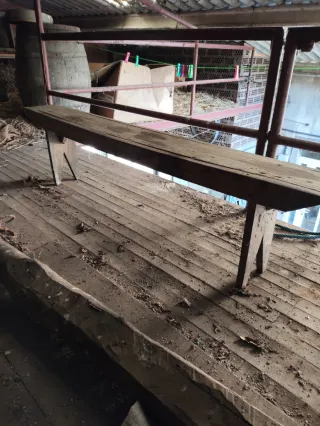 Banco de madera antiguo para restaurar