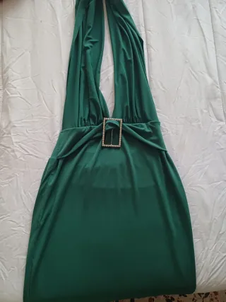 Vestido verde con detalle de hebilla