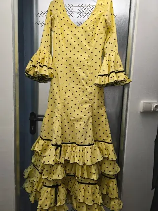 Traje de flamenca amarillo lunares negros