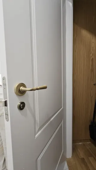 Instalación y montaje de puertas tarima y vinilos