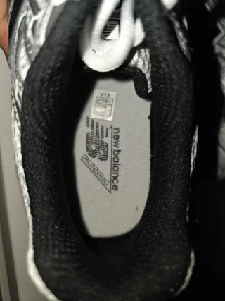 Deportivas New Balance plateadas y blancas