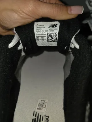 Deportivas New Balance plateadas y blancas