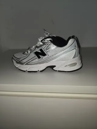 Deportivas New Balance plateadas y blancas