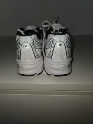 Deportivas New Balance plateadas y blancas