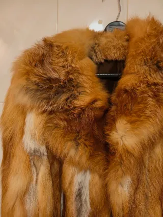 Abrigo de zorro marrón y naranja