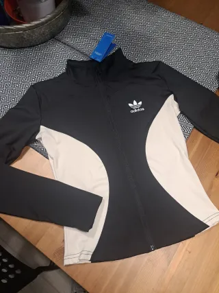 Chaqueta Adidas Yoga Negra y Beige