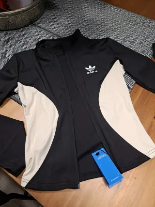Chaqueta Adidas Yoga Negra y Beige