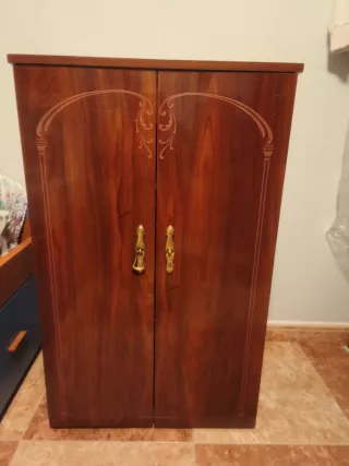 Zapatero de madera con puertas