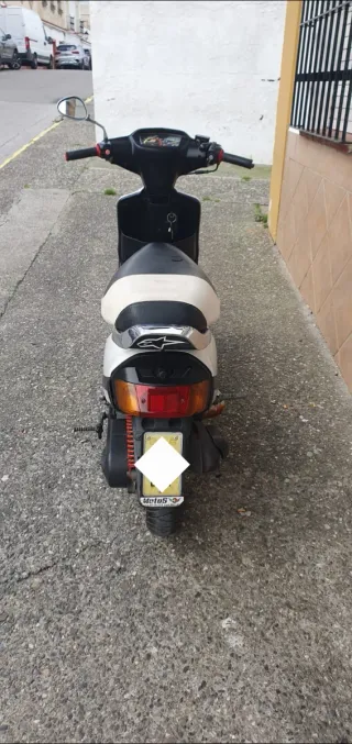 Yamaha 50 CC Scooter blanca
