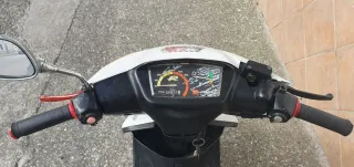 Yamaha 50 CC Scooter blanca