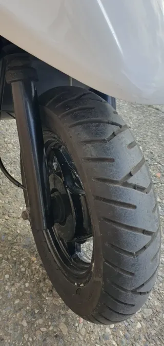 Yamaha 50 CC Scooter blanca