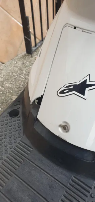 Yamaha 50 CC Scooter blanca