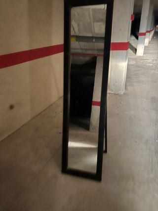 Specchio nero elegante a figura intera con cornice