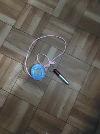 Tamagotchi azul con llavero