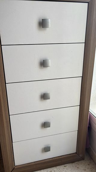 Cómoda de madera y metal