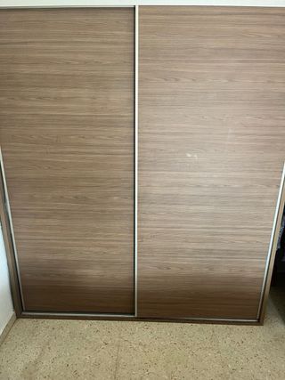 Cómoda de madera y metal