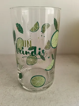 Vaso con diseño de limones y hojas