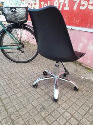 Silla de escritorio negra con base metálica