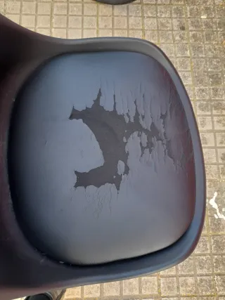 Silla de escritorio negra con base metálica