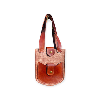 Bolso de cuero hecho a mano. medidas 26x20x 5 cm.