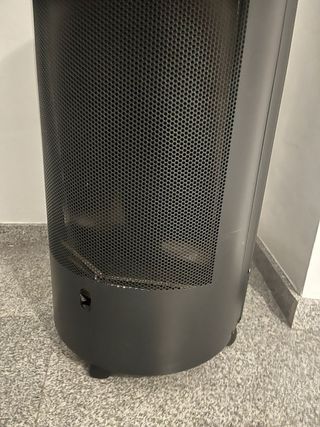 Estufa de gas negra con ruedas