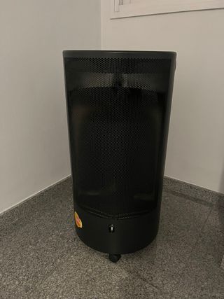 Estufa de gas negra con ruedas