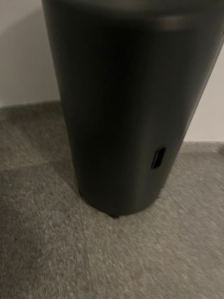 Estufa de gas negra con ruedas