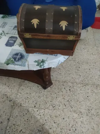 Baúl de madera y metal decorado