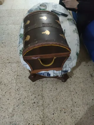 Baúl de madera y metal decorado