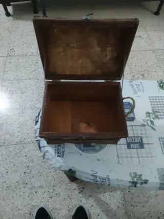 Baúl de madera y metal decorado