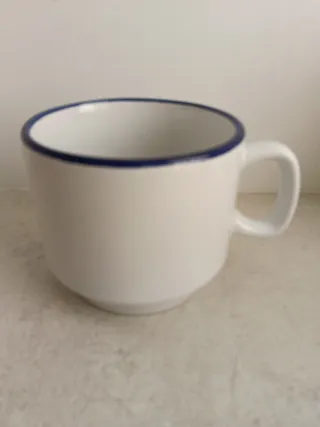 Taza de porcelana blanca con borde azul