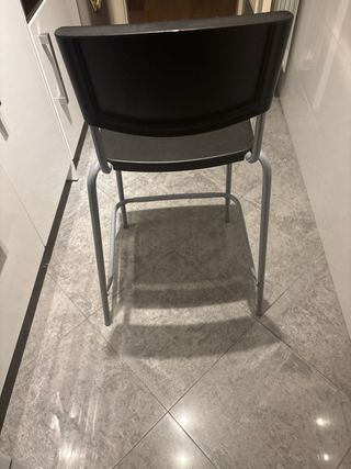 Taburete alto Ikea negro y gris
