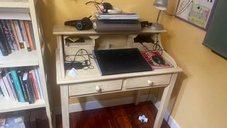 Escritorio de madera beige