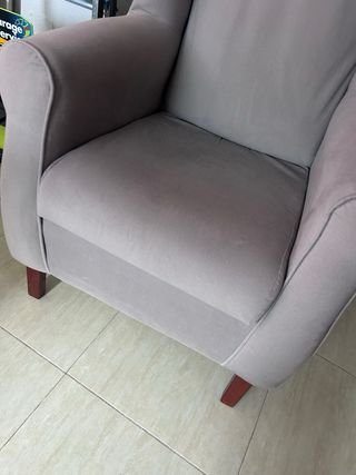 Sillón orejero gris tela